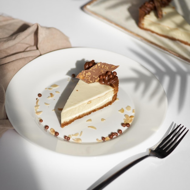 Kawałek sernika na talerzu